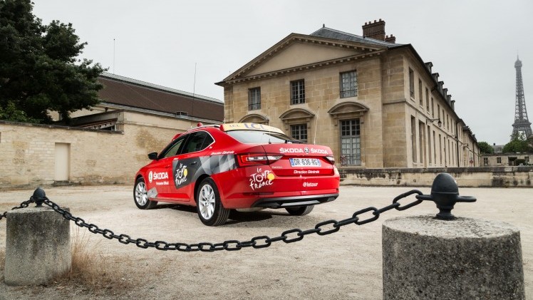 Lachende kinderen, zwaaiende ouderen en tientallen fotos. We reden een rondje door Parijs in de Skoda Superb die binnenkort wekenlang aan de kop van de Tour de France rijdt.