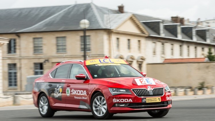 Lachende kinderen, zwaaiende ouderen en tientallen fotos. We reden een rondje door Parijs in de Skoda Superb die binnenkort wekenlang aan de kop van de Tour de France rijdt.