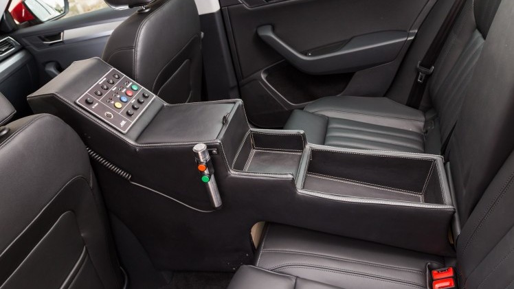 Lachende kinderen, zwaaiende ouderen en tientallen fotos. We reden een rondje door Parijs in de Skoda Superb die binnenkort wekenlang aan de kop van de Tour de France rijdt.