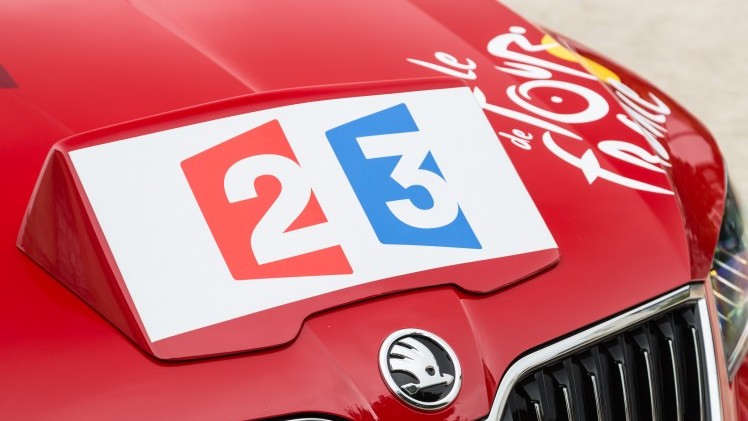 Lachende kinderen, zwaaiende ouderen en tientallen fotos. We reden een rondje door Parijs in de Skoda Superb die binnenkort wekenlang aan de kop van de Tour de France rijdt.