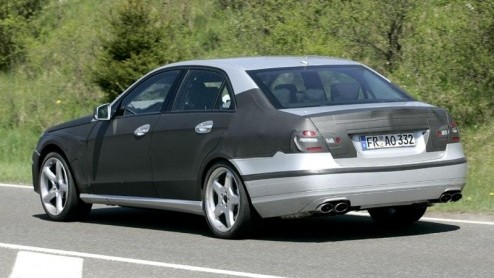 Hoewel de komst van de nieuwe Mercedes E-klasse ondertussen geen nieuws meer is, is het wel noemenswaardig dat het topmodel E63 AMG al zijn ronde doet. Waar de E-klasse in het voorjaar van 2009 zijn i