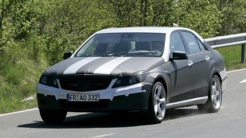 Hoewel de komst van de nieuwe Mercedes E-klasse ondertussen geen nieuws meer is, is het wel noemenswaardig dat het topmodel E63 AMG al zijn ronde doet. Waar de E-klasse in het voorjaar van 2009 zijn i