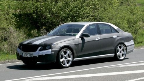 Hoewel de komst van de nieuwe Mercedes E-klasse ondertussen geen nieuws meer is, is het wel noemenswaardig dat het topmodel E63 AMG al zijn ronde doet. Waar de E-klasse in het voorjaar van 2009 zijn i