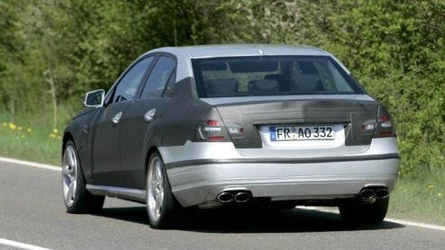 Hoewel de komst van de nieuwe Mercedes E-klasse ondertussen geen nieuws meer is, is het wel noemenswaardig dat het topmodel E63 AMG al zijn ronde doet. Waar de E-klasse in het voorjaar van 2009 zijn i