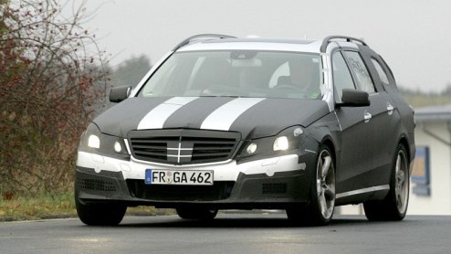 Mercedes is er maar druk mee, de E-Klasse staat al meermalen in de schijnwerpers. Vandaag treffen we een beplakte E-Klasse Estate. Update: Nu is ook de E63 AMG in het vizier!
