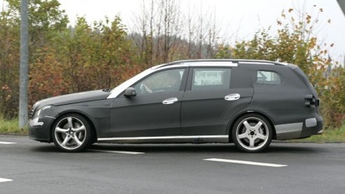 Mercedes is er maar druk mee, de E-Klasse staat al meermalen in de schijnwerpers. Vandaag treffen we een beplakte E-Klasse Estate. Update: Nu is ook de E63 AMG in het vizier!