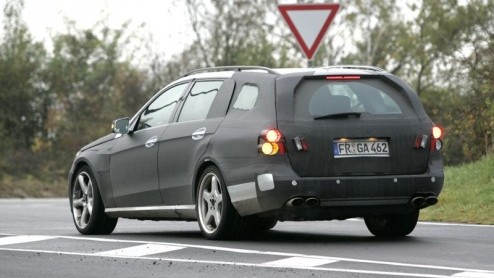 Mercedes is er maar druk mee, de E-Klasse staat al meermalen in de schijnwerpers. Vandaag treffen we een beplakte E-Klasse Estate. Update: Nu is ook de E63 AMG in het vizier!