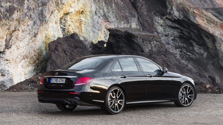 Mercedes-AMG introduceert de eerste AMG-versie van de nieuwe E-Klasse, de E 43 4Matic met 401 pk.