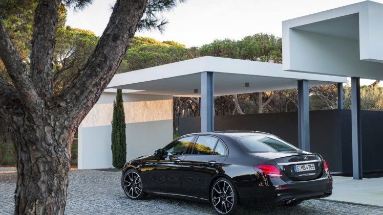 Mercedes-AMG introduceert de eerste AMG-versie van de nieuwe E-Klasse, de E 43 4Matic met 401 pk.