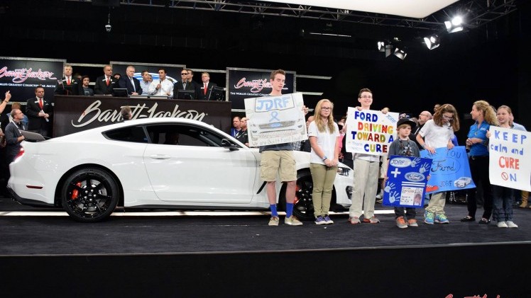 De allereerste Ford Mustang Shelby GT350R is afgelopen weekend onder de hamer gegaan bij veilinghuis Barrett-Jackson. Vorige week in Detroit gepresenteerd en nu al geveild. Voor een recordbedrag.