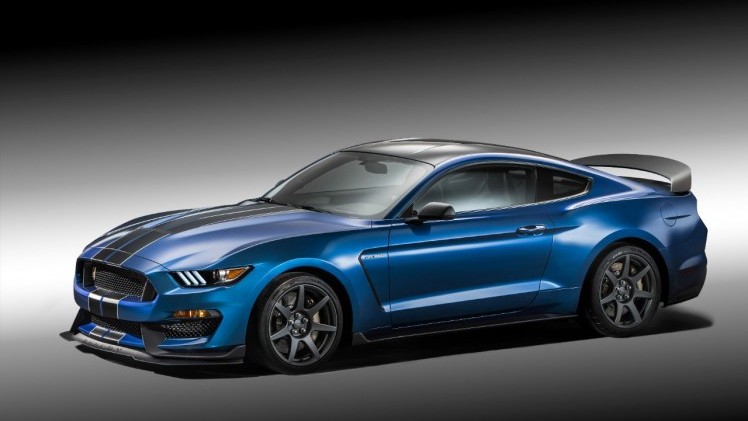 De allereerste Ford Mustang Shelby GT350R is afgelopen weekend onder de hamer gegaan bij veilinghuis Barrett-Jackson. Vorige week in Detroit gepresenteerd en nu al geveild. Voor een recordbedrag.