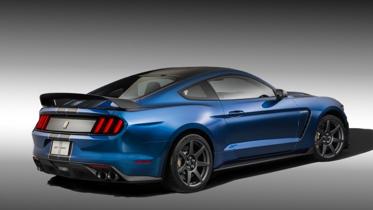 De allereerste Ford Mustang Shelby GT350R is afgelopen weekend onder de hamer gegaan bij veilinghuis Barrett-Jackson. Vorige week in Detroit gepresenteerd en nu al geveild. Voor een recordbedrag.