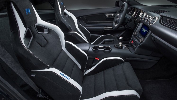 De allereerste Ford Mustang Shelby GT350R is afgelopen weekend onder de hamer gegaan bij veilinghuis Barrett-Jackson. Vorige week in Detroit gepresenteerd en nu al geveild. Voor een recordbedrag.