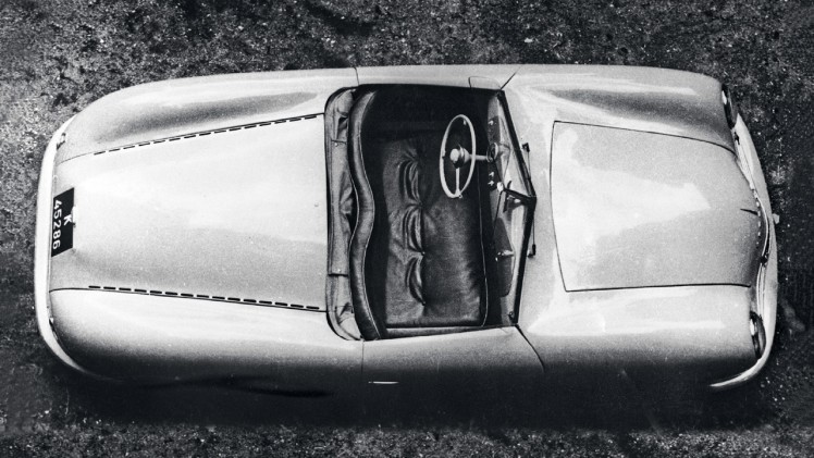 Porsche heeft een replica gebouwd van het allereerste model uit 1948.