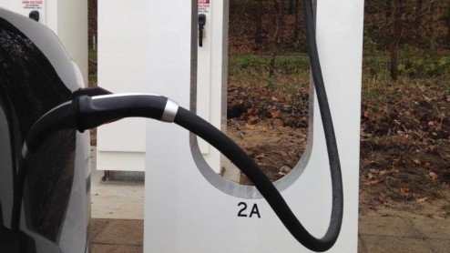 Na Noorwegen heeft Tesla ook in Nederland Tesla Superchargers snelladers aangelegd. Daarmee wordt de Model S in maximaal 30 minuten bijna geheel opgeladen.
