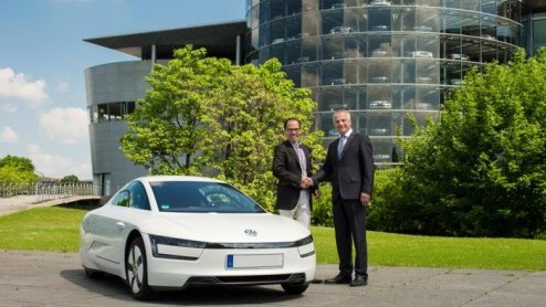 Volkswagen heeft het eerste productie-exemplaar van de XL1 aan een Duitse koper overhandigd. De zuinigste Volkswagen ooit neemt genoegen met 0,9 l/100 km brandstof, maar kost overigens wel een fortuin