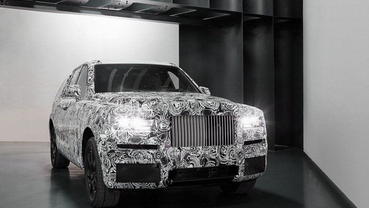 Onder de naam Project Cullinan werkt Rolls-Royce aan een SUV. Nu heeft het merk de eerste beelden van die auto naar buiten gebracht. Nog goed ingewikkeld met tape, maar we hebben een indruk.