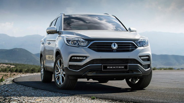 SsangYong heeft in de aanloop van de volledig onthulling de eerste beelden vrijgegeven van de nieuwe Rexton. Het merk maakt alvast enkele zaken bekend, waarmee verschillende geruchten bevestigd worden