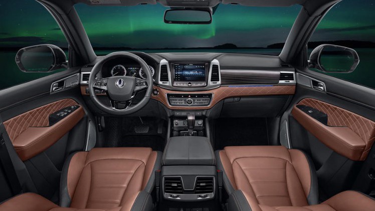 SsangYong heeft in de aanloop van de volledig onthulling de eerste beelden vrijgegeven van de nieuwe Rexton. Het merk maakt alvast enkele zaken bekend, waarmee verschillende geruchten bevestigd worden