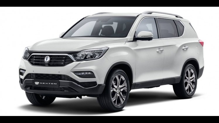 SsangYong heeft in de aanloop van de volledig onthulling de eerste beelden vrijgegeven van de nieuwe Rexton. Het merk maakt alvast enkele zaken bekend, waarmee verschillende geruchten bevestigd worden