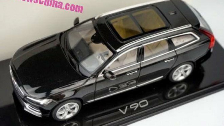 Eerste beelden van de nieuwe Volvo V90 op schaal. Ten opzichte van de V70 is de nieuwe Estate niet meer voorzien van een rechte achterzijde. Begin 2016 komt hij op de markt.