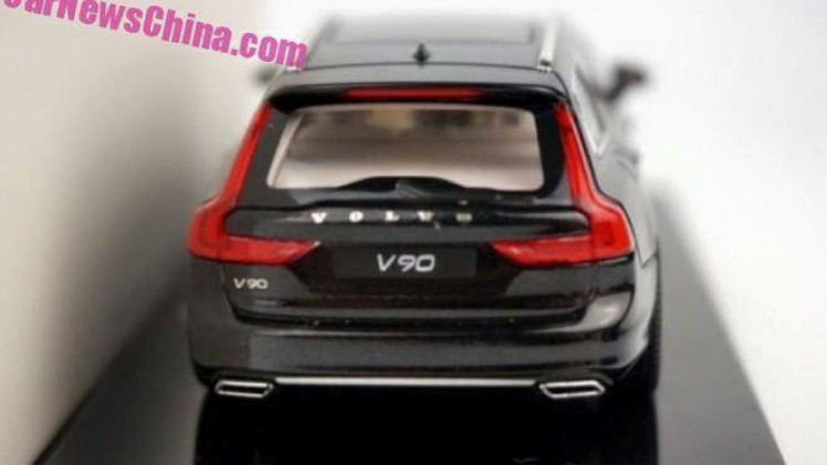 Eerste beelden van de nieuwe Volvo V90 op schaal. Ten opzichte van de V70 is de nieuwe Estate niet meer voorzien van een rechte achterzijde. Begin 2016 komt hij op de markt.