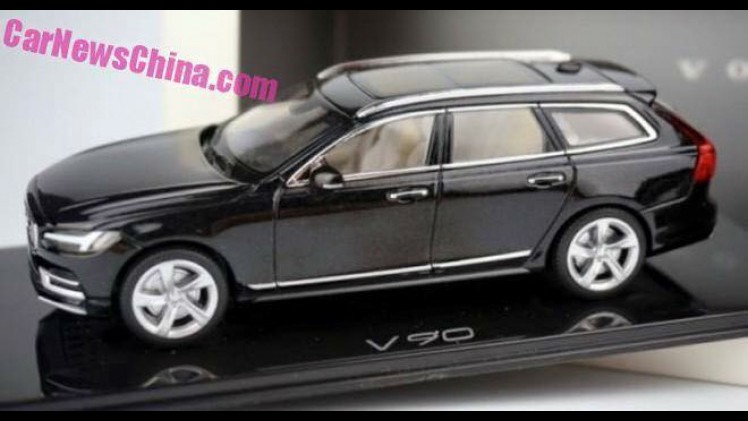 Eerste beelden van de nieuwe Volvo V90 op schaal. Ten opzichte van de V70 is de nieuwe Estate niet meer voorzien van een rechte achterzijde. Begin 2016 komt hij op de markt.