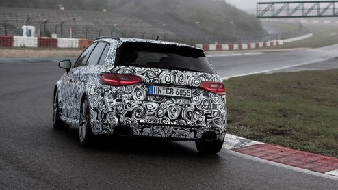 Audi heeft een select groepje journalisten laten proeven aan de nieuwe RS3 Sportback. Tijdens het event zijn er wat sappige details onthuld van de sportieveling. Zo schopt de vijfpitter het tot 360 pk