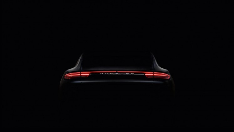 Teaser foto nieuwe Porsche Panamera toont achterzijde van de limousine. Op 28 juni onthult Porsche de tweede generatie Panamera in Berlijn.