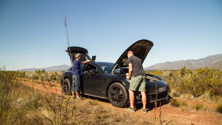Teaser foto nieuwe Porsche Panamera toont achterzijde van de limousine. Op 28 juni onthult Porsche de tweede generatie Panamera in Berlijn.