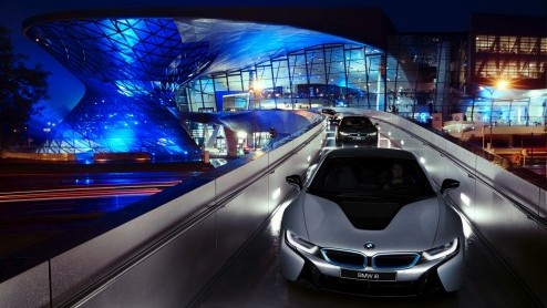 BMW i8 voor het eerst aan klanten uitgeleverd. Ceremonie bij BMW Welt in Munchen.
