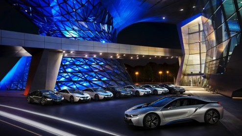 BMW i8 voor het eerst aan klanten uitgeleverd. Ceremonie bij BMW Welt in Munchen.