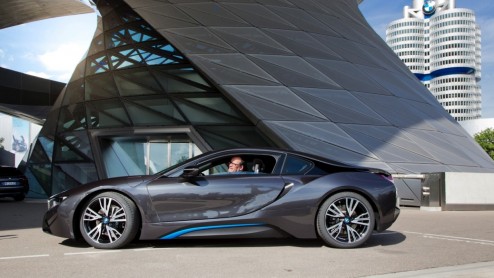 BMW i8 voor het eerst aan klanten uitgeleverd. Ceremonie bij BMW Welt in Munchen.