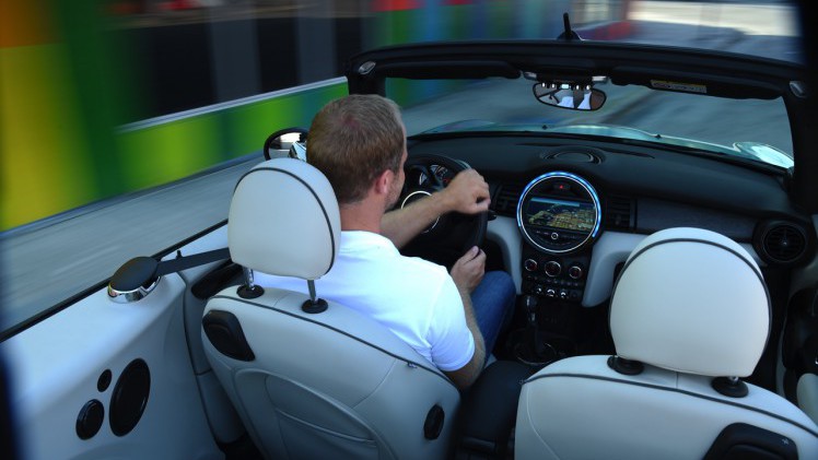Mini viert de start van de nieuwe Mini Cabrio met de introductie van de First Born Edition.