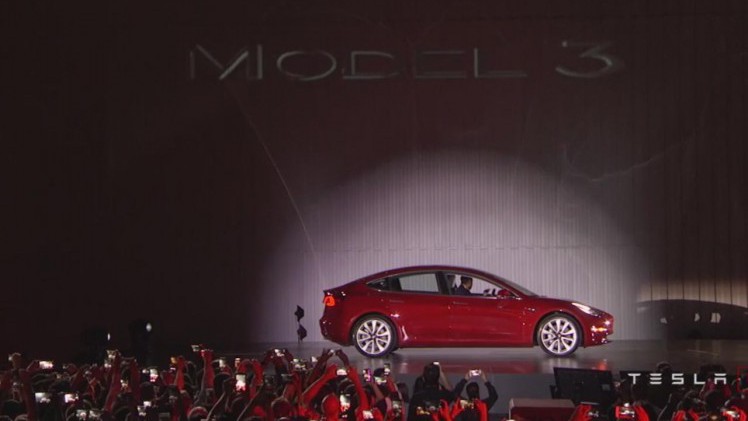 Tesla heeft op grootse wijze de eerste 30 exemplaren van de Model 3 afgeleverd aan de eerste klanten. Velen zullen volgen.