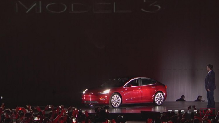 Tesla heeft op grootse wijze de eerste 30 exemplaren van de Model 3 afgeleverd aan de eerste klanten. Velen zullen volgen.
