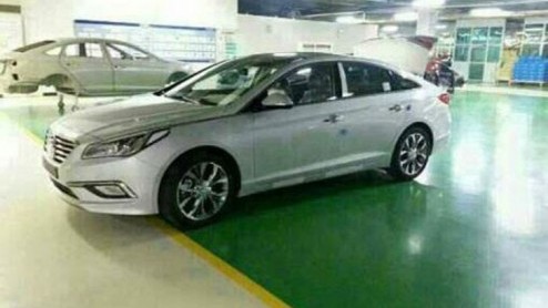 Hyundai komt eind deze maand met een nieuwe Sonata. Reden voor de fabrikant om alvast wat beelden de deur uit te doen. De grote sedan staat boven de i40 in de hirarchie.