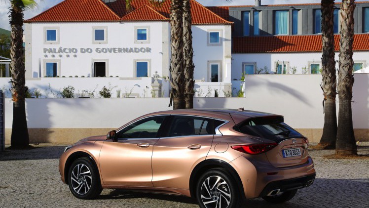 Eerste indruk van de Infiniti Q30 S 2.0t AWD met DCT-automaat tijdens de introductie op Portugese bodem. De nieuwe sportieve hatchback kan ons wel bekoren!