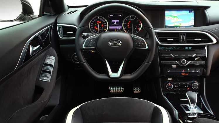 Eerste indruk van de Infiniti Q30 S 2.0t AWD met DCT-automaat tijdens de introductie op Portugese bodem. De nieuwe sportieve hatchback kan ons wel bekoren!