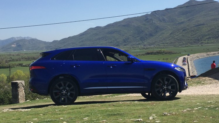 Eerste indruk Jaguar F-PACE tijdens de introductie in Montenegro. AutoVandaag rijdt de eerste kilometers alvorens de SUV in juni bij de dealer staat.