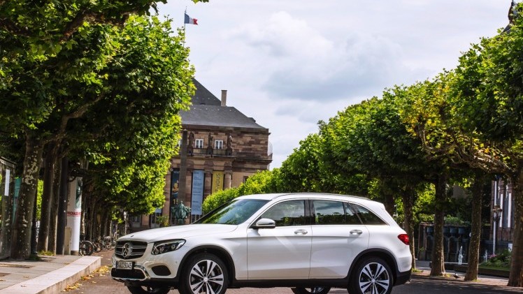 Eerste kilometers met de nieuwe Mercedes-Benz GLC. Deze SUV volgt de GLK op en wordt ook verkrijgbaar als plug-in hybride GLC350e met 320 pk.