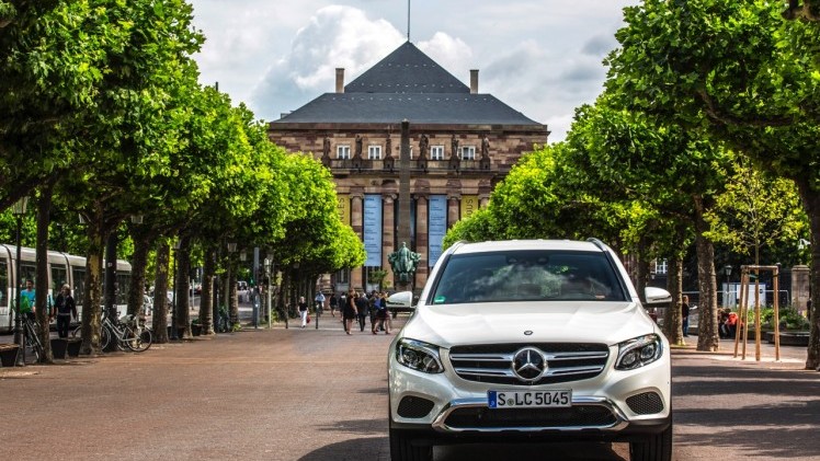 Eerste kilometers met de nieuwe Mercedes-Benz GLC. Deze SUV volgt de GLK op en wordt ook verkrijgbaar als plug-in hybride GLC350e met 320 pk.