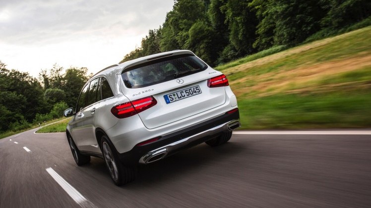 Eerste kilometers met de nieuwe Mercedes-Benz GLC. Deze SUV volgt de GLK op en wordt ook verkrijgbaar als plug-in hybride GLC350e met 320 pk.