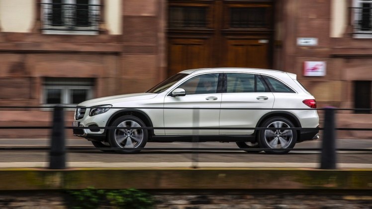 Eerste kilometers met de nieuwe Mercedes-Benz GLC. Deze SUV volgt de GLK op en wordt ook verkrijgbaar als plug-in hybride GLC350e met 320 pk.