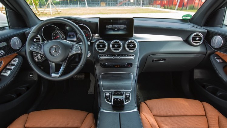 Eerste kilometers met de nieuwe Mercedes-Benz GLC. Deze SUV volgt de GLK op en wordt ook verkrijgbaar als plug-in hybride GLC350e met 320 pk.
