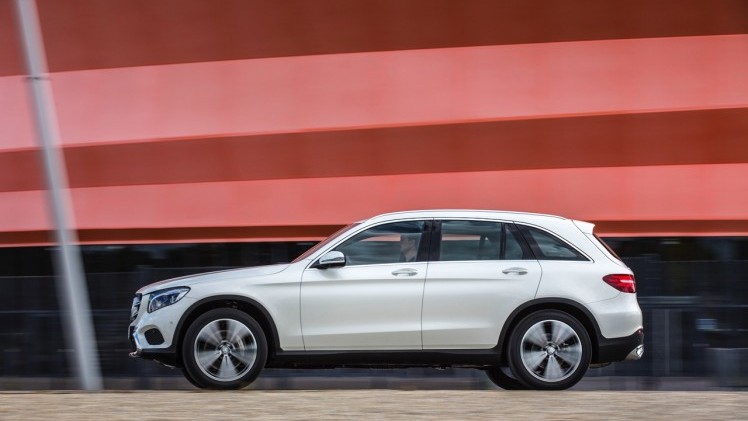 Eerste kilometers met de nieuwe Mercedes-Benz GLC. Deze SUV volgt de GLK op en wordt ook verkrijgbaar als plug-in hybride GLC350e met 320 pk.