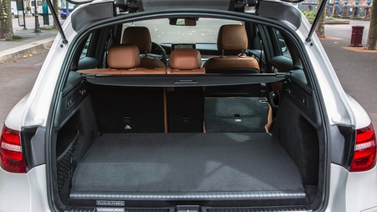 Eerste kilometers met de nieuwe Mercedes-Benz GLC. Deze SUV volgt de GLK op en wordt ook verkrijgbaar als plug-in hybride GLC350e met 320 pk.