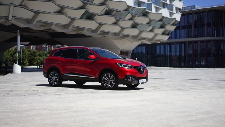 Renault waagt zich met de Kadjar aan de C-segment crossover. Gebaseerd op het platform van de Nissan Qashqai, maar toch wezenlijk anders, blijkt tijdens de eerste indruk.