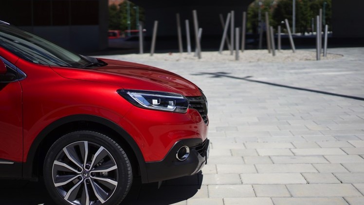 Renault waagt zich met de Kadjar aan de C-segment crossover. Gebaseerd op het platform van de Nissan Qashqai, maar toch wezenlijk anders, blijkt tijdens de eerste indruk.