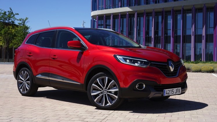 Renault waagt zich met de Kadjar aan de C-segment crossover. Gebaseerd op het platform van de Nissan Qashqai, maar toch wezenlijk anders, blijkt tijdens de eerste indruk.